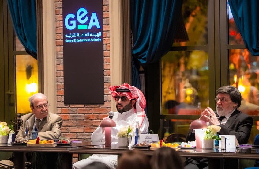 تركي آل الشيخ يجمع "أساطير الفن السوري" في الرياض ويتلقى هدية دمشقية نادرة (صور + فيديوهات)