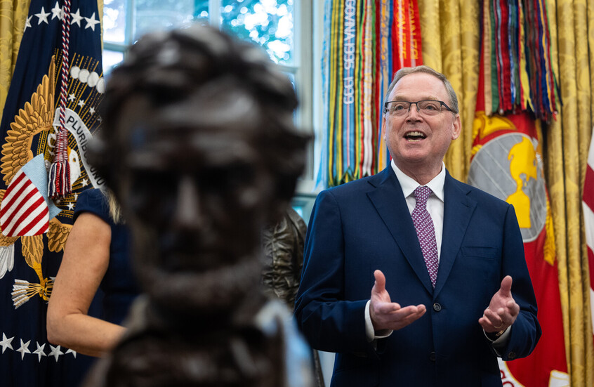 البيت الأبيض يحذر من تقلص الناتج المحلي الأمريكي بسبب الإغلاق الحكومي