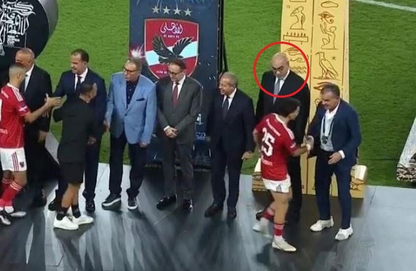 موقف محرج وغريب.. زيزو يرفض مصافحة نائب رئيس الزمالك في مراسم السوبر المصري (فيديو)