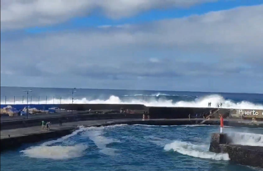 شاهد.. موجة عاتية تجرف 10 أشخاص إلى المحيط في جزر الكناري