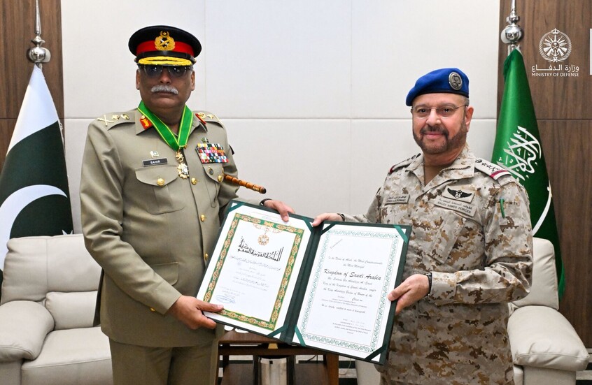 رئيس الأركان السعودي يقلد نظيره الباكستاني وساما رفيعا (صور)