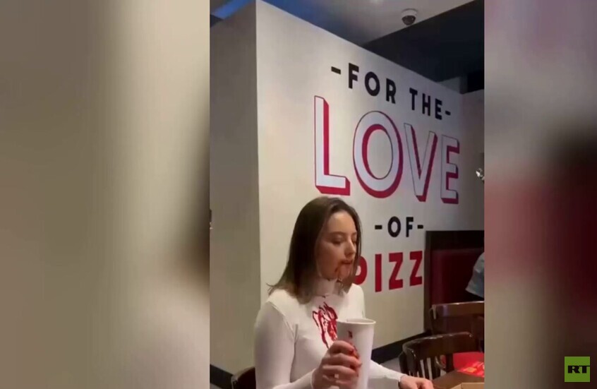 وارسو.. ناشطون يقتحمون فرع مطعم "بيتزا هت" احتجاحا على دعمه للجيش الإسرائيلي