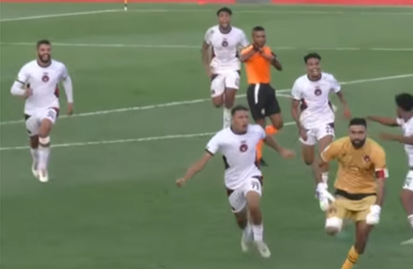 حارس مرمى مغربي يسجل هدفا "قاتلا" وينقذ فريقه من الخسارة (فيديو)