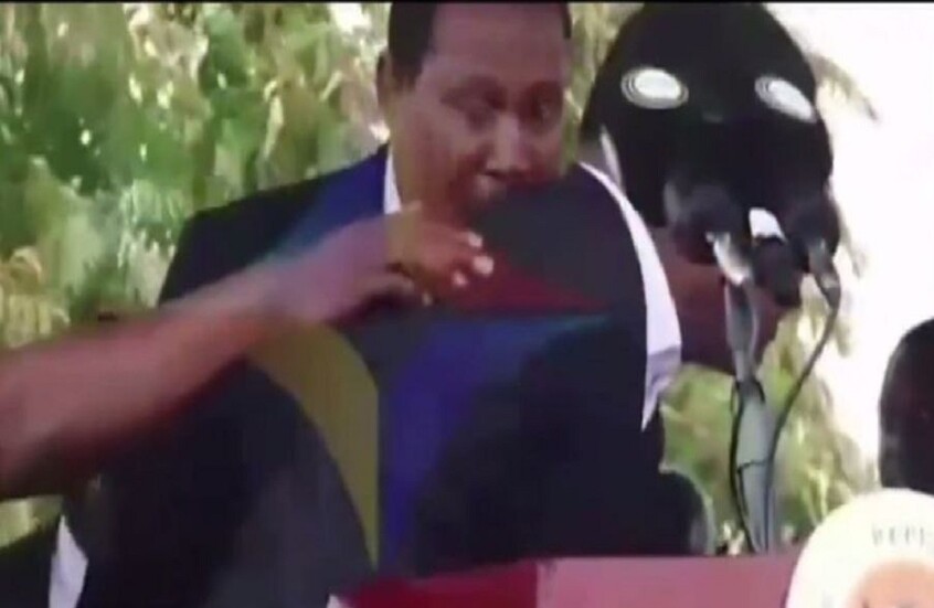 بعد السحر والشعوذة.. رجم رئيس زامبيا بالحجارة وفريق الحماية يتدخل (فيديو)