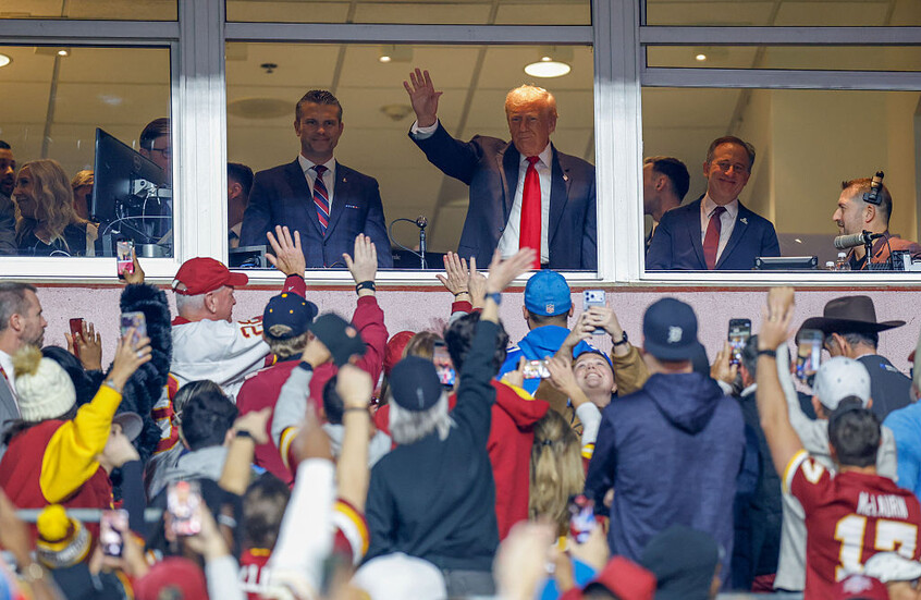 هتافات الاستهجان تطغى على حضور ترامب لمباراة NFL (فيديو)