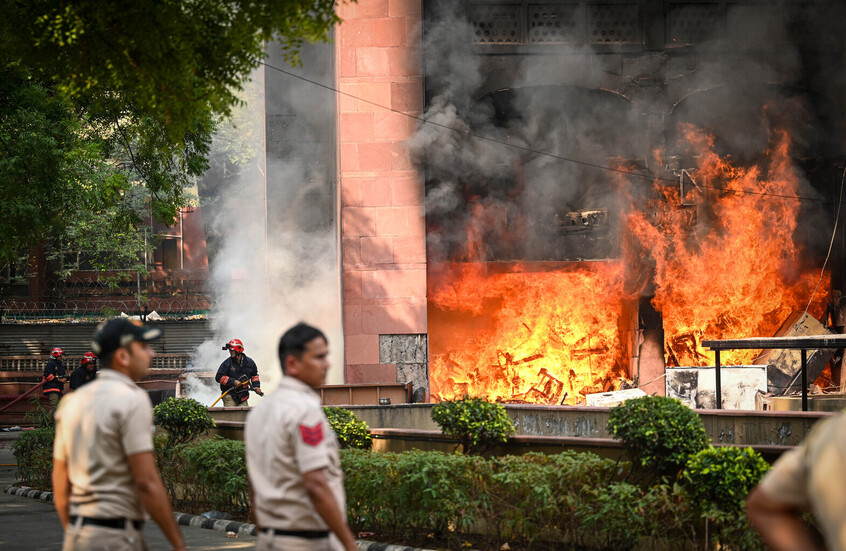 مقتل 8 أشخاص في انفجار سيارة مفخخة في نيودلهي (فيديو)