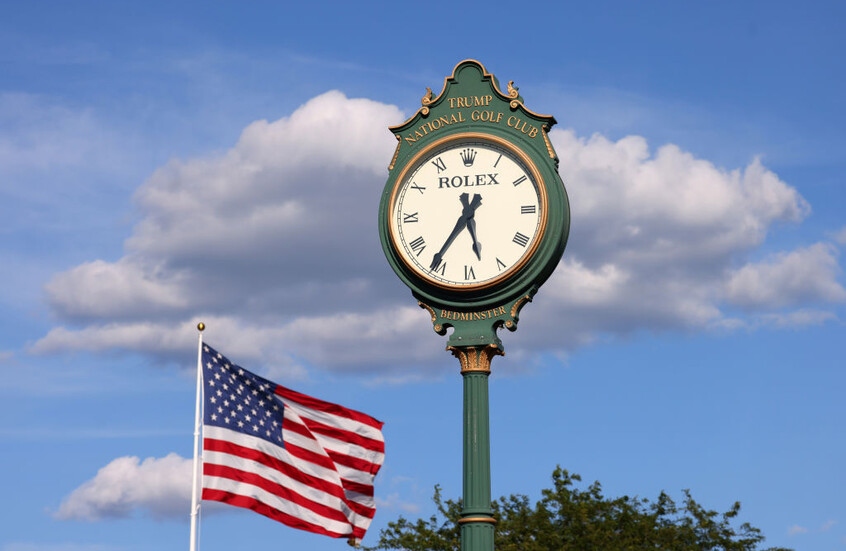 ساعة رولكس وسبيكة ذهبية.. رجال أعمال سويسريون يستجدون ترامب خفضَ رسومه الجمركية