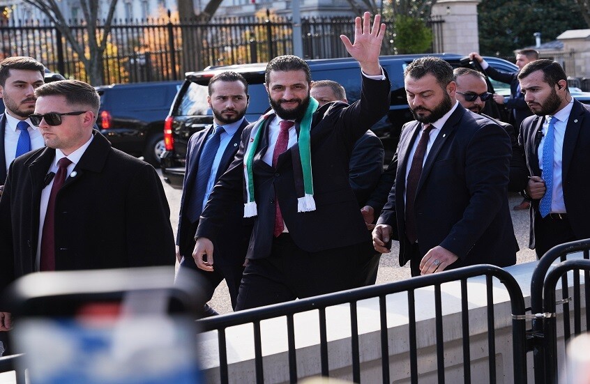 اسقبال حافل للشرع أمام البيت الأبيض بعد انتهاء اجتماعه مع ترامب.. (فيديو)