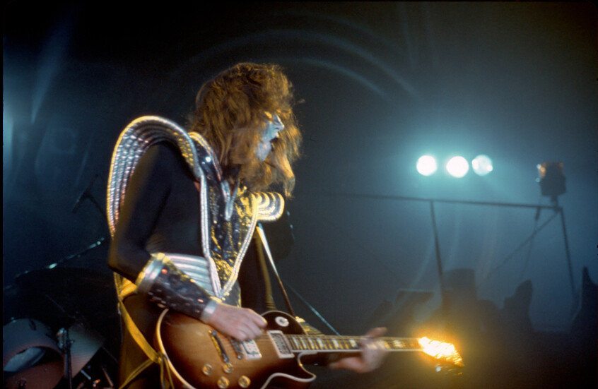 الكشف عن سبب وفاة أحد أشهر عازفي الغيتار في العالم