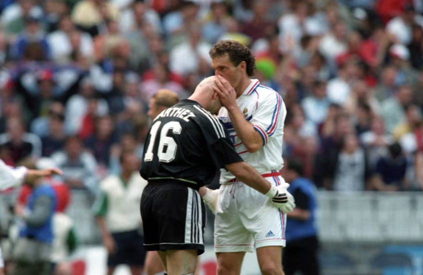 بارتيز وقبلة بلان.. لا أحد لمس رأس "الأصلع المبارك" بعدها!