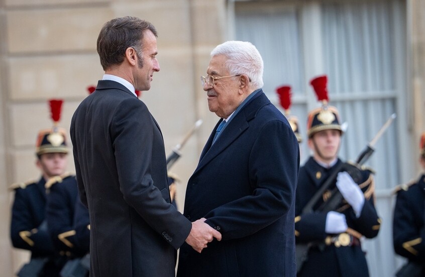 عباس وماكرون يبحثان في باريس جهود تحقيق السلام وإقامة الدولة الفلسطينية