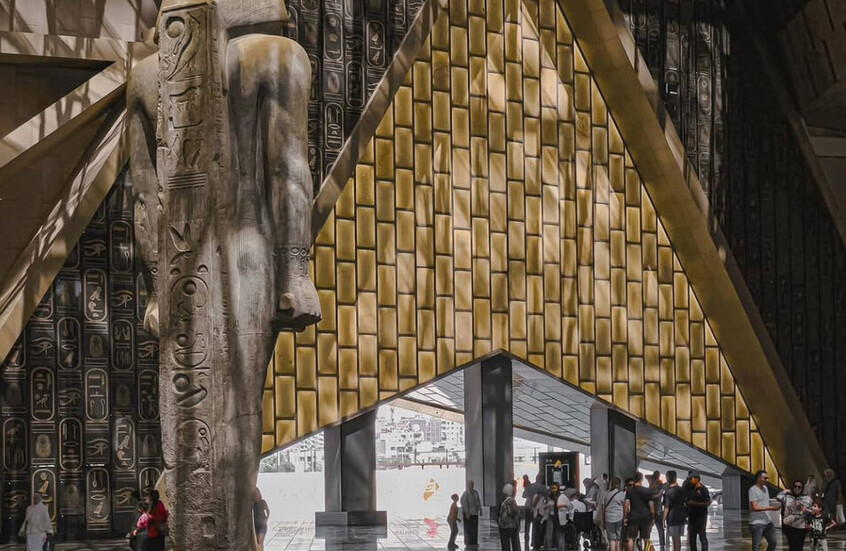 فتاة تثير غضب المصريين بتصرف مسيء داخل المتحف الكبير