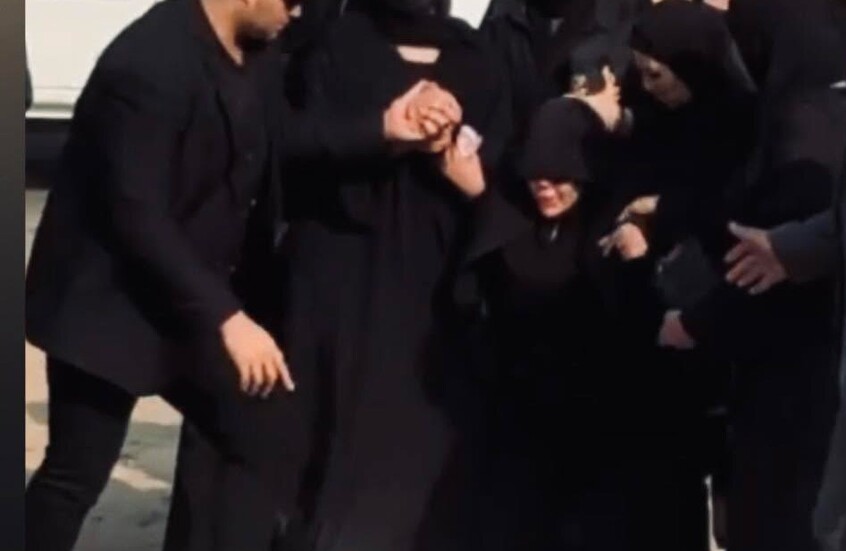 انهيار زوجة إسماعيل الليثي وفقدانها الوعي في الشارع (فيديو)