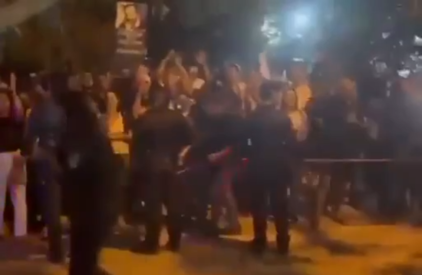 مستوطنون يحاولون الاعتداء على النائب العربي في الكنيست أيمن عودة (فيديو)