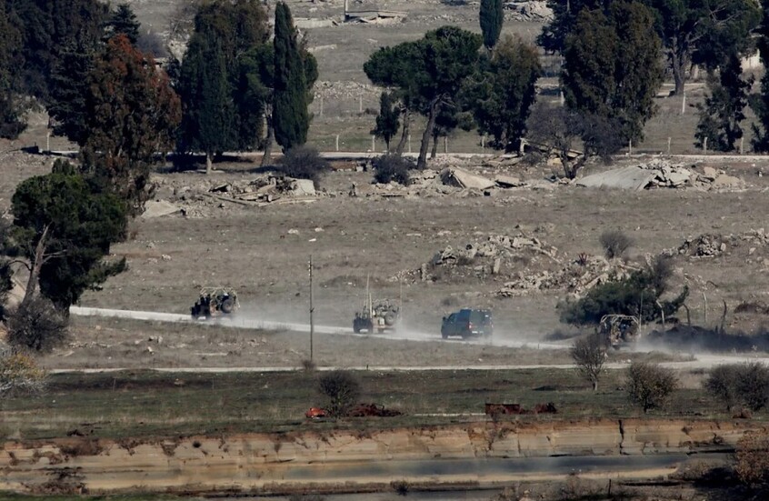 بالفيديو.. قوات إسرائيلية تمنع المارّة من العبور وترفع حواجز ترابية بريف القنيطرة جنوبي سوريا