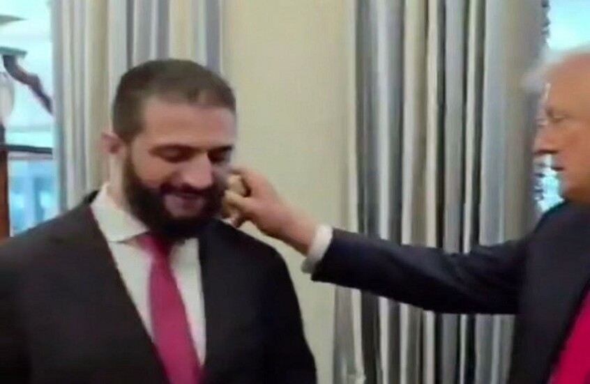 ترامب يخرج على البروتوكول ويسأل الشرع عن عدد زوجاته لتقديم الهدايا لهن (فيديو)