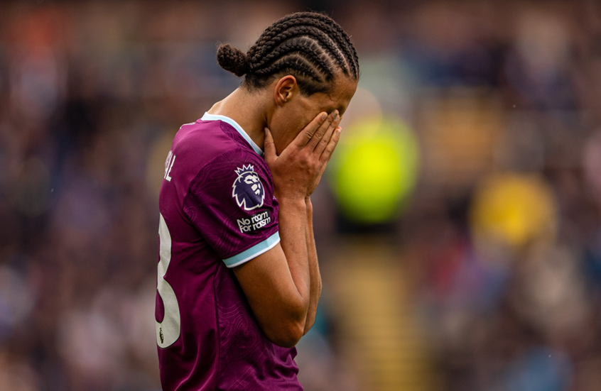 الاتحاد الإنجليزي يوجه اتهاما رسميا للاعب التونسي المجبري بعد بصقه على جماهير ليدز يونايتد