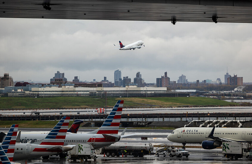 واشنطن تجمد خفض الرحلات الجوية بعد تراجع غياب المراقبين الجويين