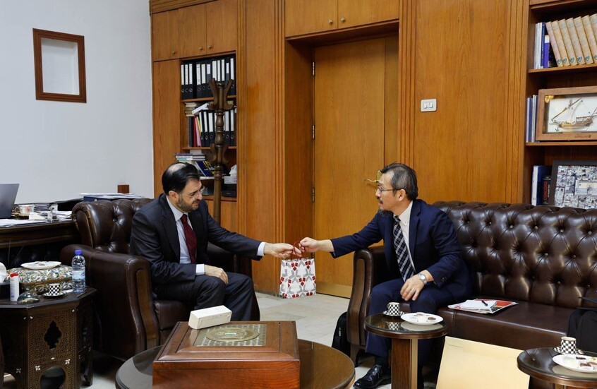 "صحن انترنت وكيباه يهودية".. وزير سوري يعلق بسخرية على تهكم حول "صلعته"