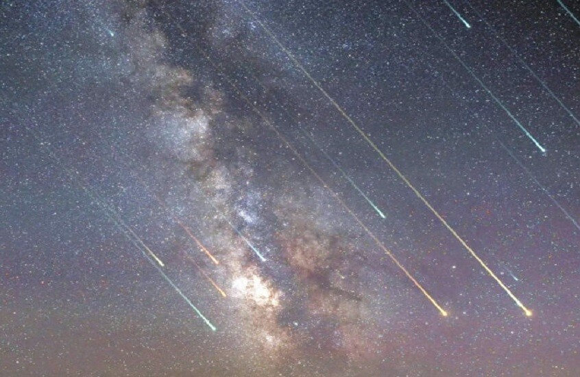سماء نوفمبر تتلألأ بزخات شهب الأسديات السريعة