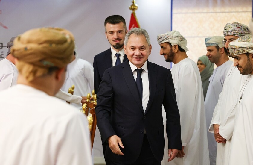 شويغو ينقل رسالة من بوتين إلى سلطان عمان ويشيد بمستوى علاقات روسيا مع الدول العربية