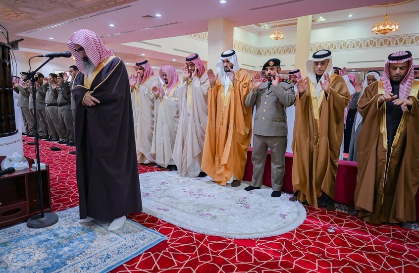 قطر والسعودية تؤديان صلاة الاستسقاء( فيديو)