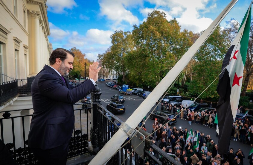 الشيباني يرفع العلم السوري فوق السفارة السورية في لندن (فيديو)