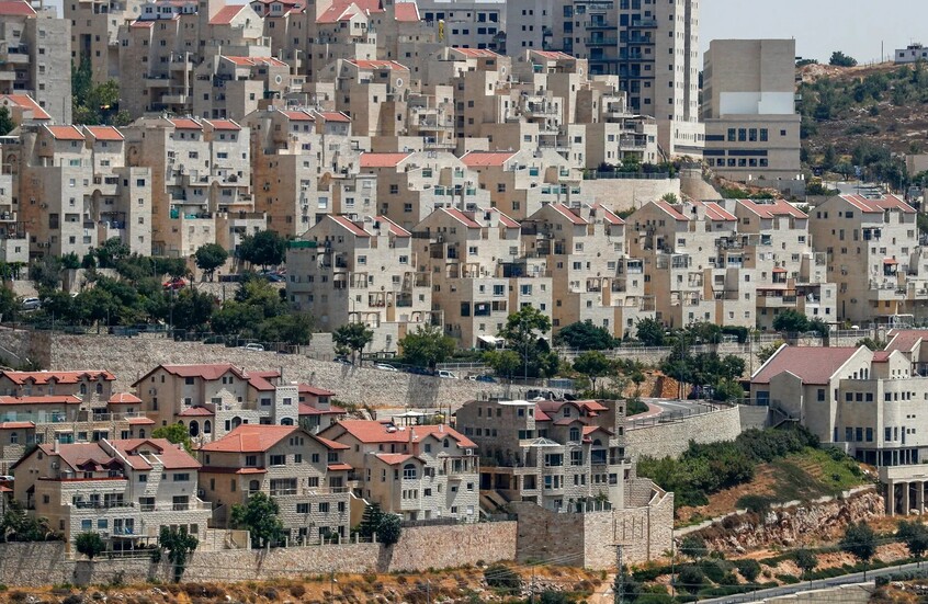 قنبلة موقوتة.. تقرير عبري يتحدث عن جهاز خطير يحمله عشرات الآلاف من الإسرائيليين إلى منازلهم