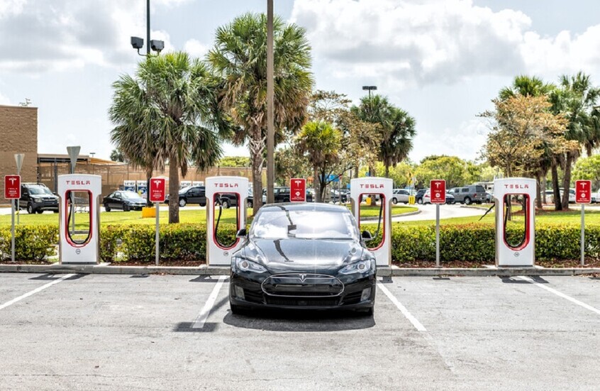 النيران تلتهم أكثر من 20 سيارة تسلا في مرآب وكالة لبيع السيارات في فرنسا ـ فيديو