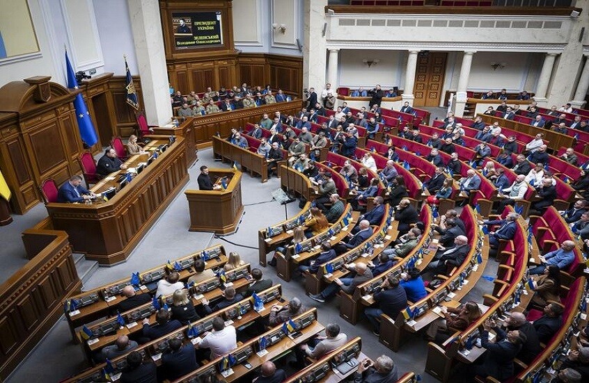 البرلمان الأوكراني يجمع التوقيعات للمطالبة بإقالة الحكومة بعد فضيحة فساد كبرى