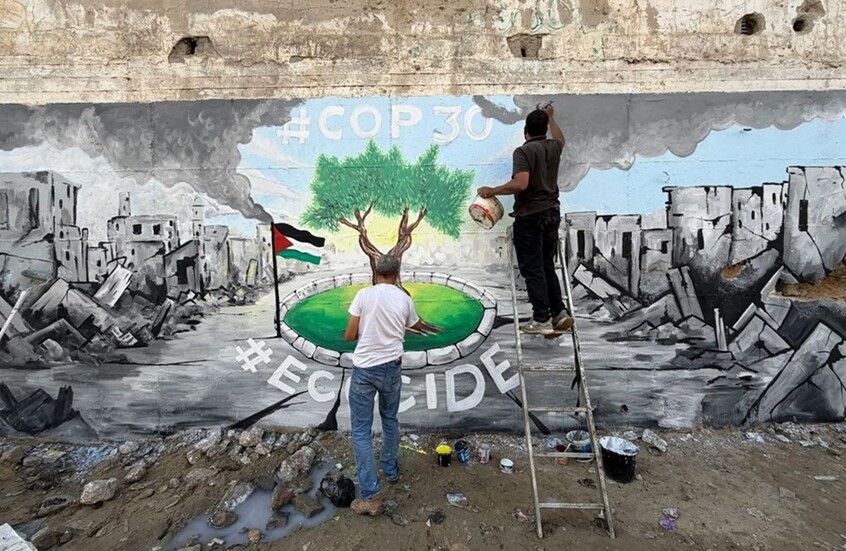 نشطاء من غزة يرسمون جدارية تندد بالإبادة البيئية وتوجه رسالة إلى مؤتمر المناخ في البرازيل (فيديو)