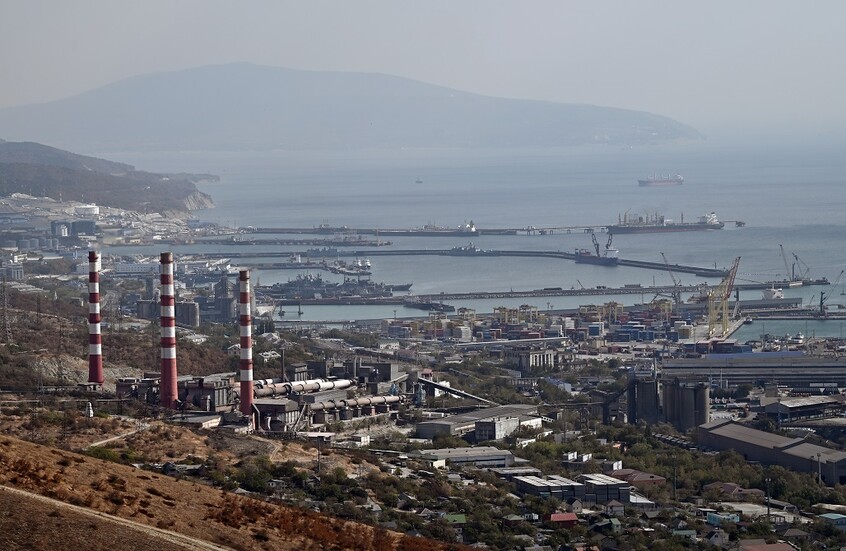 إصابات وتضرر سفينة وحريق بمستودع نفط في نوفوروسيسك الروسية بعد هجوم مسيرات