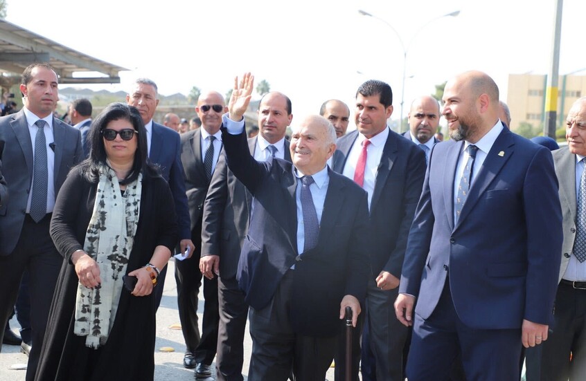 لحظة إنسانية للأمير الحسن مع طالب تثير الإعجاب (فيديو)