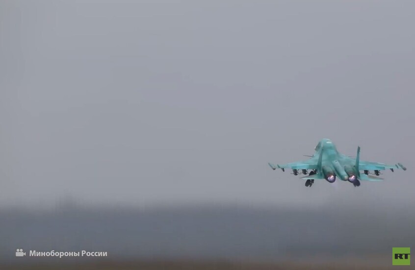 مقاتلة "سو-34" روسية تدك مواقع لقوات العدو على الجبهة