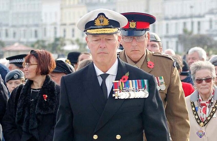 بريطانيا تفتح تحقيقا عسكريا حول "أميرال بحري مزيف" شارك في حفل تذكاري