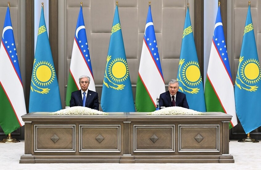 الرئيس الأوزبكي يمنح نظيره الكازاخي أرفع وسام في أوزبكستان (فيديو)