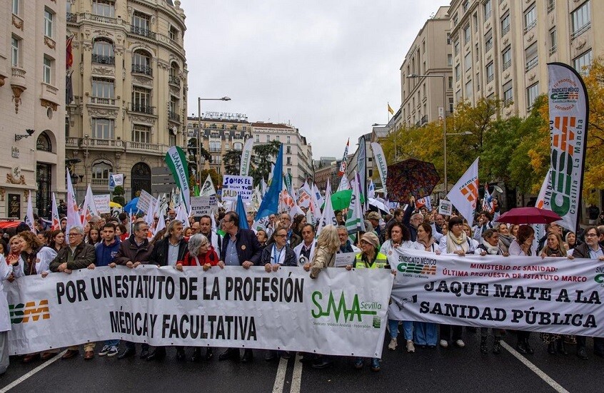 آلاف الأطباء في شوارع مدريد للمطالبة بتحسين ظروف عملهم (فيديو + صور)