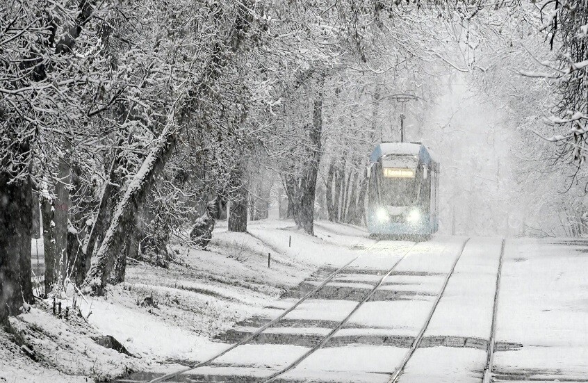 "الأكثر منذ 90 عاما ومصحوبة بالثلوج".. تساقط كمية قياسية من الأمطار في يوم واحد بموسكو (صور + فيديو)