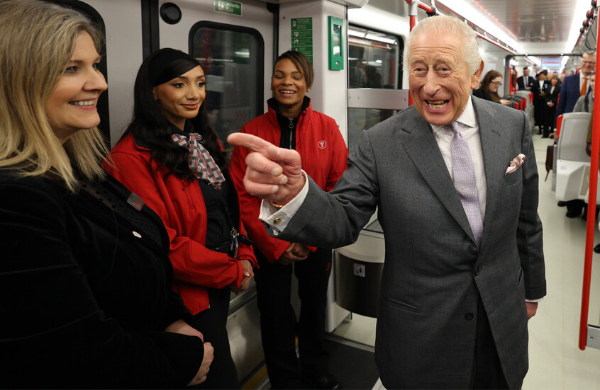 الملك تشارلز يحتفل بعيد ميلاده خلف عجلة قيادة قطار المستقبل في ويلز (فيديو)