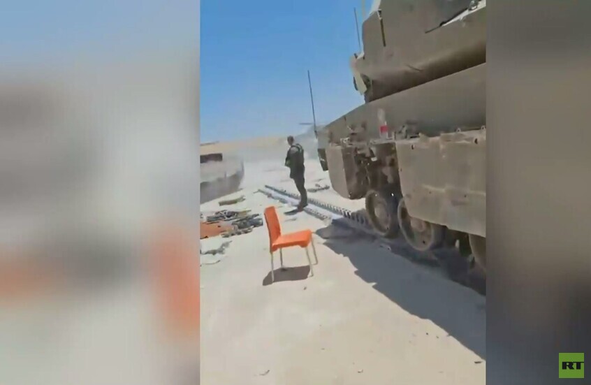 قطاع غزة.. جندي إسرائيلي يظهر خط موراج أمام مبنى مطاحن المحيط الكبرى