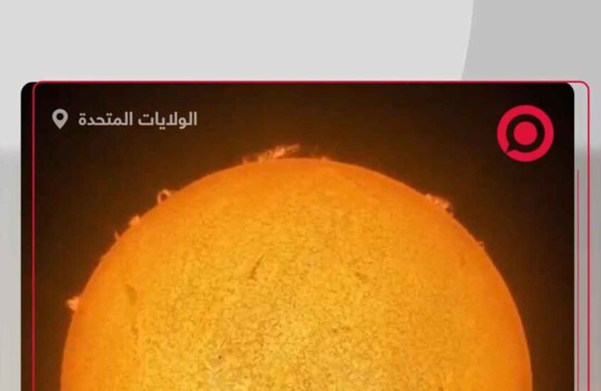 لقطة فنية نادرة: قافز مظلي يمر أمام قرص الشمس في مشهد سريالي التقطه أندرو مكارتي