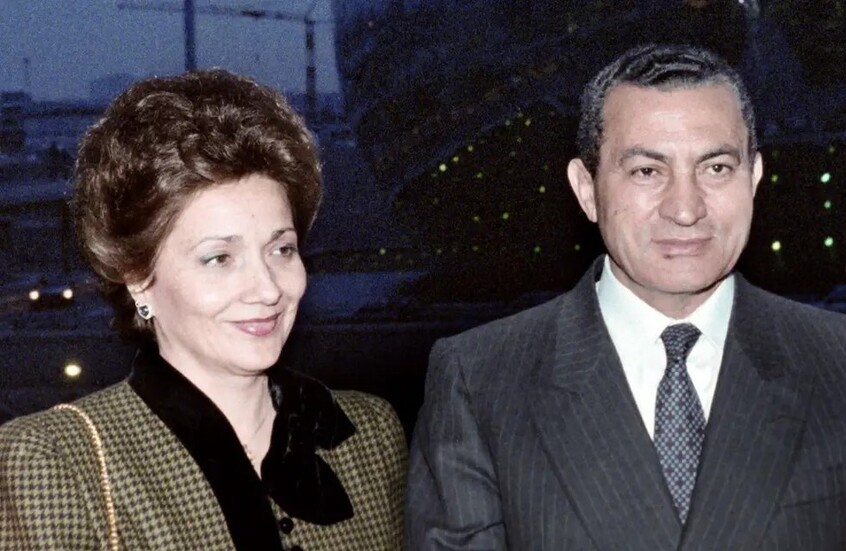 مصر.. علاء مبارك يدافع عن أمه سوزان ويشعل منصة "إكس" بردود حادة