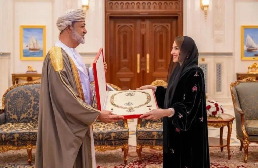 سلطان عمان يمنح السيدة الجليلة وسام الشرف الأعظم (صور)