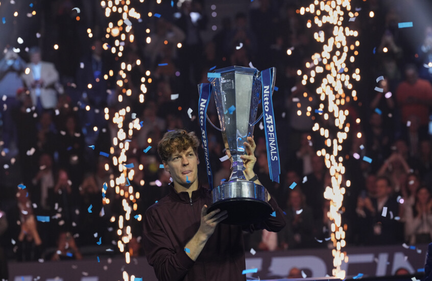 سينر يهزم ألكاراز ويحتفظ بلقب البطولة الختامية للتنس