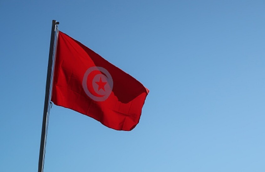 تونس.. نقل معارض مسجون مضرب عن الطعام إلى المستشفى بعد تدهور حالته الصحية (صورة)