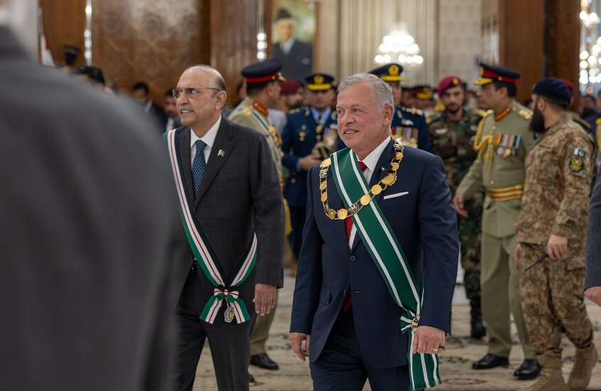 الرئيس الباكستاني يمنح الملك عبدالله الثاني وسام "نيشان باكستان"