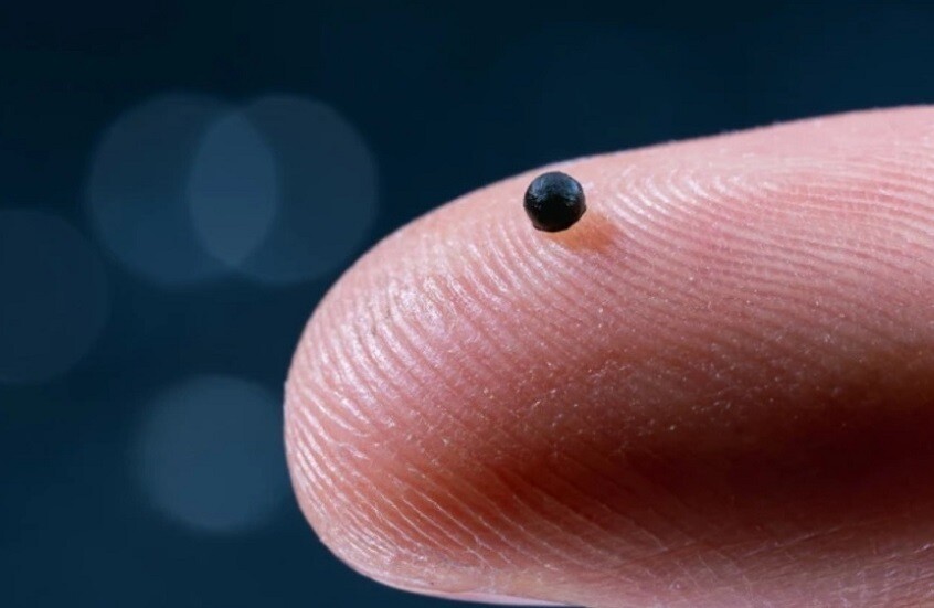 روبوت بحجم "حبة رمل" يسبح داخل الأوعية الدموية