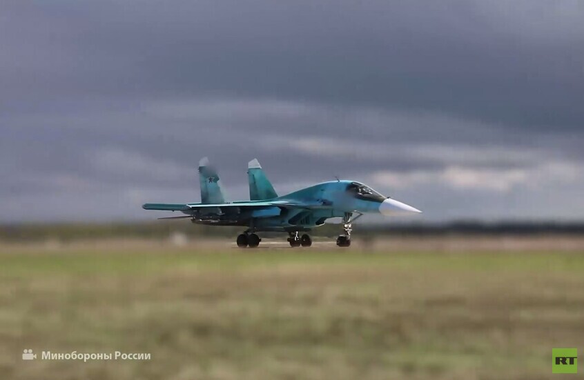 مقاتلة "سو-34" روسية تستهدف مواقع لقوات أوكرانية على الجبهة