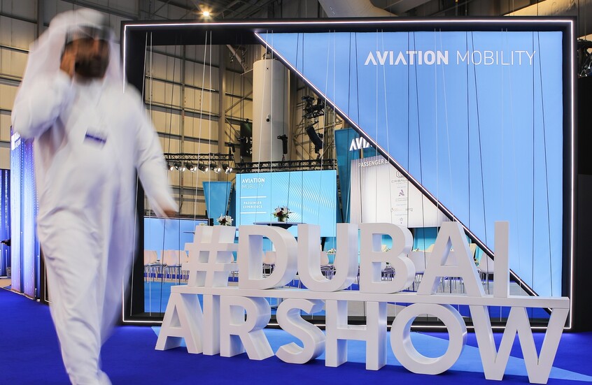 رئيس دولة الإمارات يتفقد الجناح الروسي في معرض دبي للطيران (فيديو)