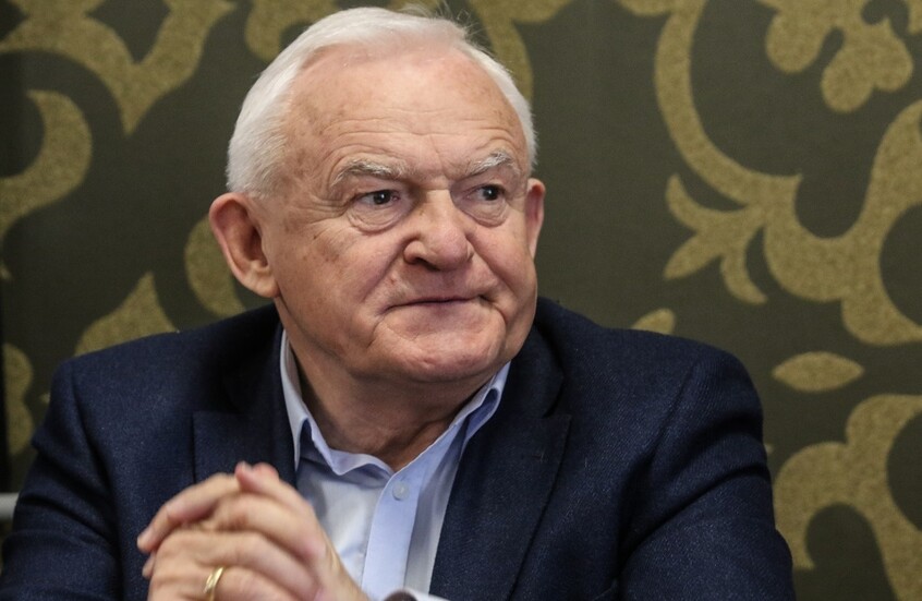 رئيس وزراء بولندي سابق: وارسو جعلت من نفسها أضحوكة في فضيحة الفساد الأوكرانية